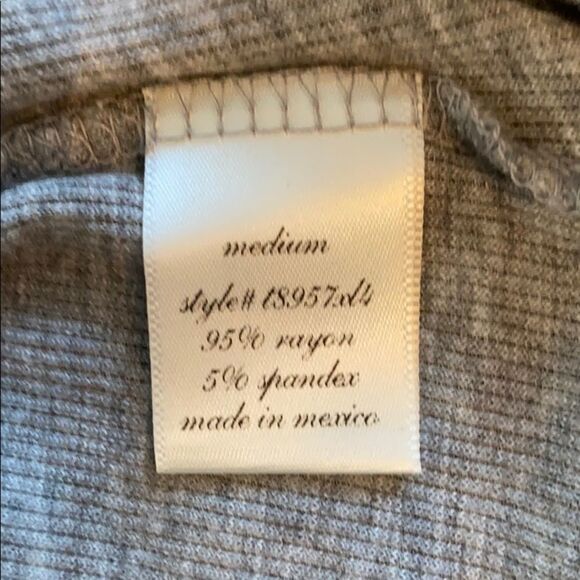 Alya gray knit tunic top Size M EUC - Picture 5 of 5